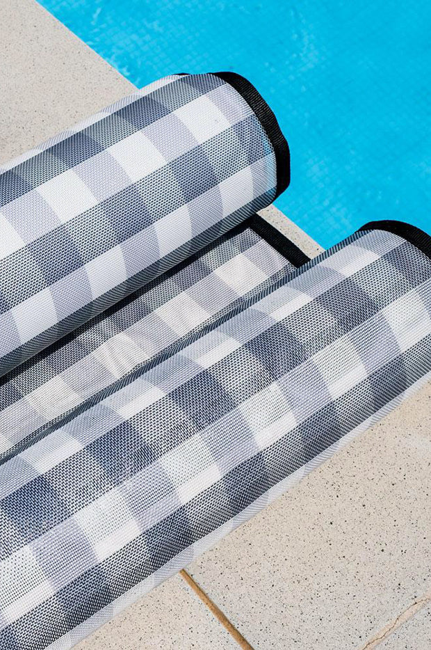 Gingham Style Water Hammock - Image 2